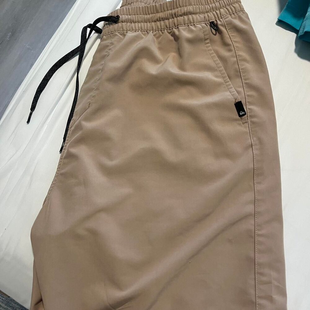 Quiksilver Men's Tan and Cream Shorts